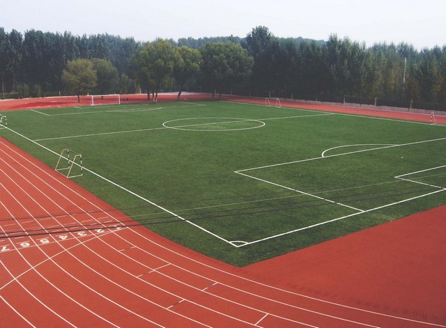 關于塑膠跑道建設噴顆粒的優缺點